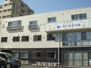 明るい外観の建物