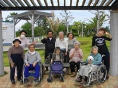 笑顔で歓迎するスタッフと利用者