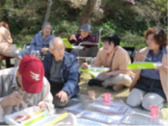 屋外で楽しむ食事風景