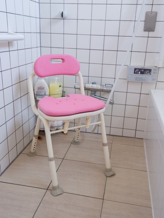 ピンクのシャワーチェア