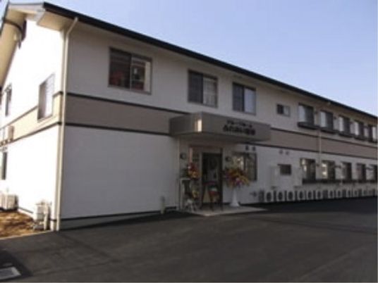 白い建物のエントランス