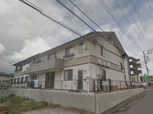 白い二階建ての施設外観