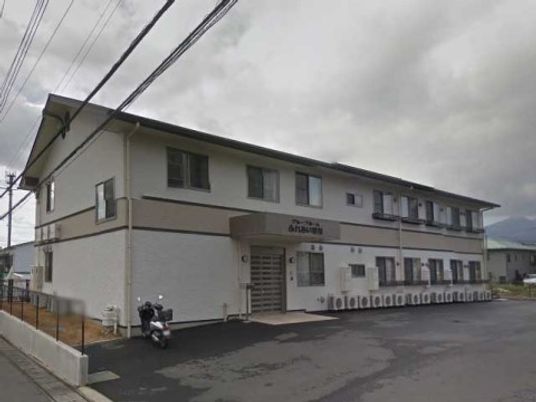 白い壁の２階建て外観