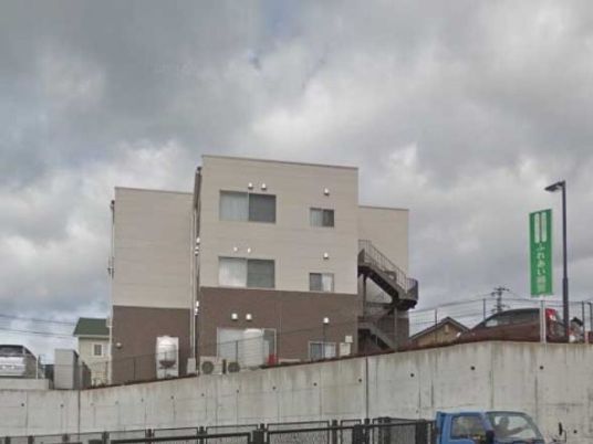 白い建物の外観