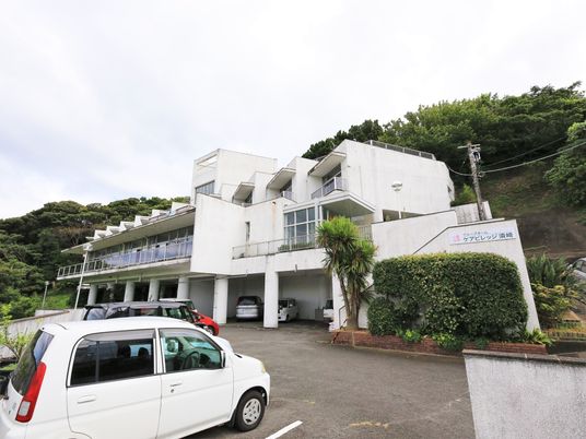 白い建物の外観