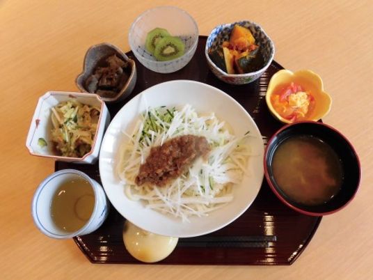 和風の健康的な食事セット