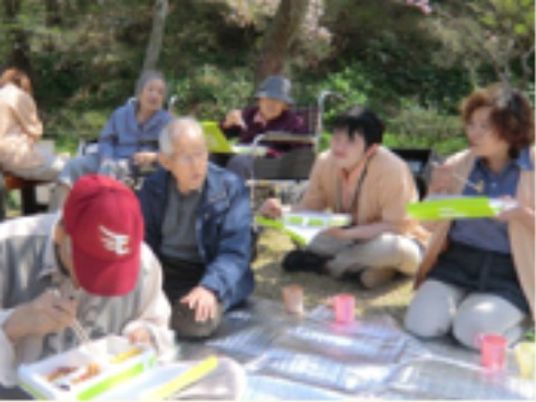 笑顔で食事する人々の集合