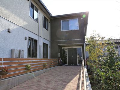 施設の明るい外観