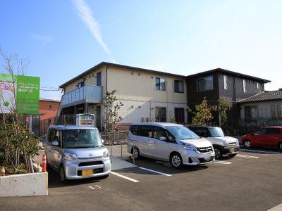 施設外観と駐車場