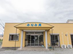 黄色い外壁の建物外観