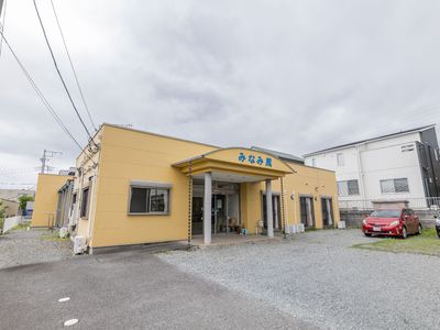 黄色い建物の外観