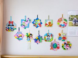 壁に飾られた手作り装飾