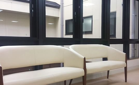 白いソファが並ぶ室内