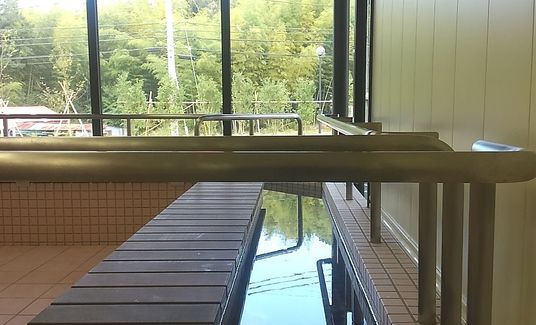 自然光あふれる浴室
