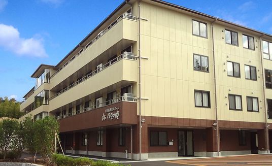 落ち着いた外観の建物
