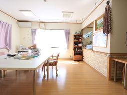 明るい部屋と人物