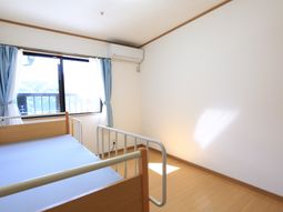 広々した明るい居室