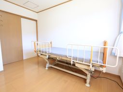 明るい居室の電動ベッド