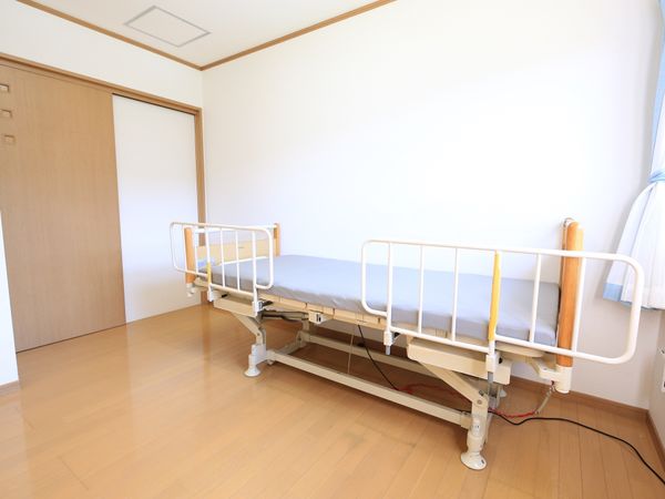 明るい居室の電動ベッド