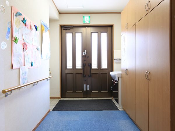 明るいエントランスの様子