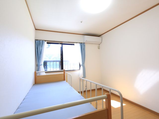 明るい個室の居室 居室 窓からは自然光が差し込む心地よい個室です。日々の生活に落ち着きを与えるシンプルな造りで、快適にお過ごしいただけます。