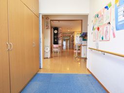 明るい廊下と掲示物