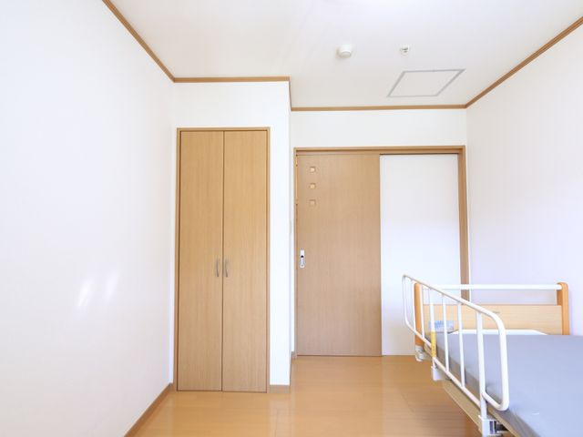 清潔な居室の一部 居室 ゆったりとした造りの居室です。清潔感があり、快適な空間が保たれている様子が伺えます。