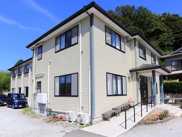 明るい二階建て建物外観