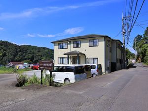 施設の外観と看板