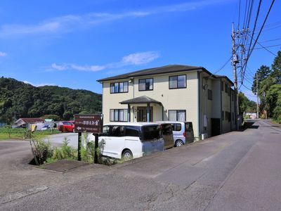 施設の外観と看板