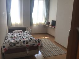 居室のベッドと窓