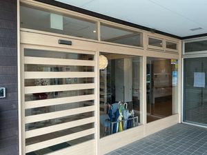 木目調のエントランス  