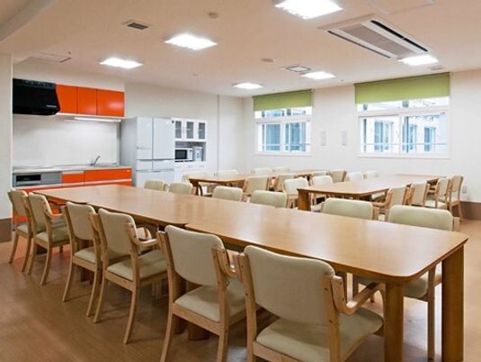 広々とした明るい食堂