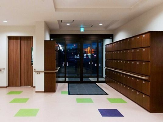 玄関前の明るい廊下