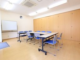 会議用テーブルと椅子の部屋