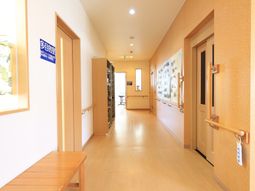 明るく広々とした廊下