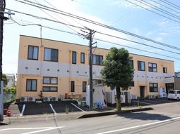 明るい外観の建物