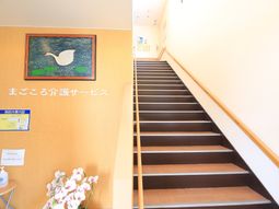 廊下の階段と壁の装飾