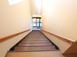 明るい階段の風景