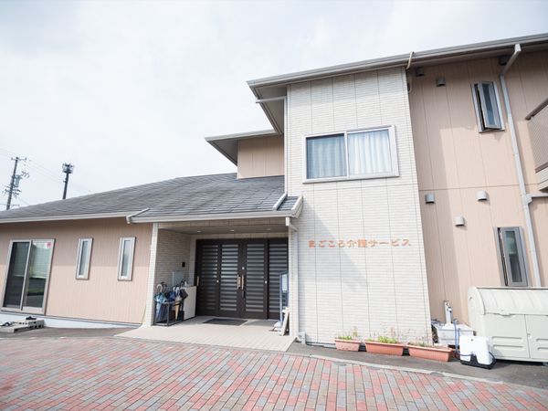 明るい外観の建物