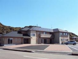 明るい日差しの中の外観