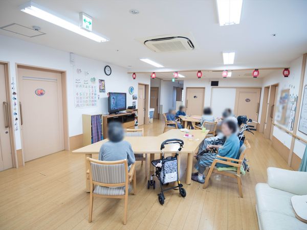 木製テーブルのある多目的室