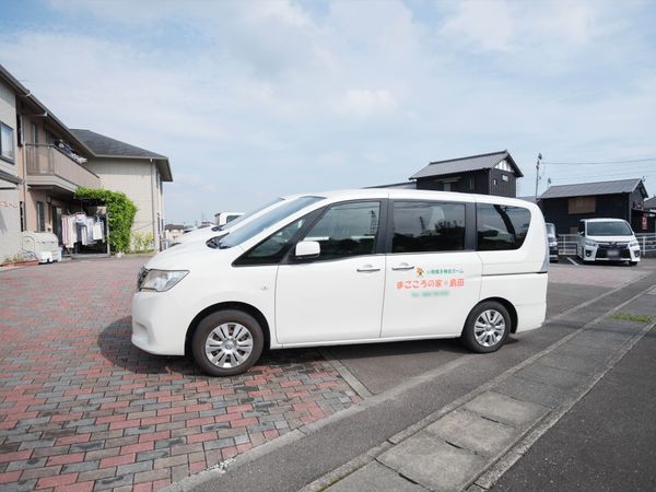 白い車両と施設の外