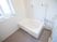 サムネイル 浴室は洗い場と浴槽に分かれており、浴槽の壁側には手すりが備えられている。手すりは縦型と横型の２種類。小窓もある。