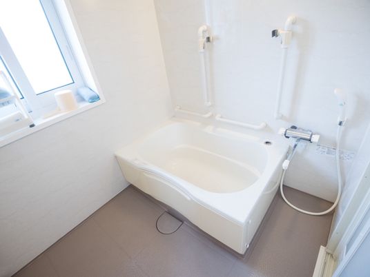 浴室は洗い場と浴槽に分かれており、浴槽の壁側には手すりが備えられている。手すりは縦型と横型の２種類。小窓もある。