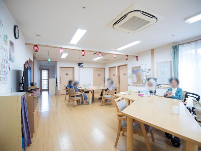 居心地の良い食堂空間 食堂 車椅子の方も含めたご利用者様が落ち着いてお食事を楽しめる、ゆとりある食堂です。壁には季節感のあふれる装飾が施され、和やかな雰囲気を醸し出しています。
