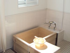 木製浴槽の浴室  