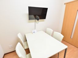 白いテーブルと椅子の部屋