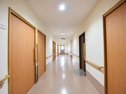 廊下の明るいイメージ