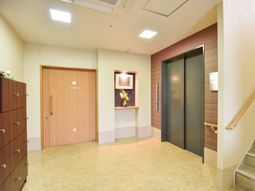 明るい廊下とエレベーター